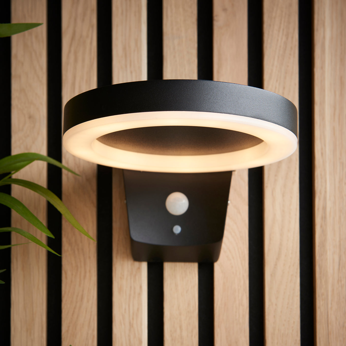 Ebony 1Lt Outdoor Wall Light In Textured Black & White Pc Finish